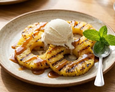 Gegrillte flambierte Ananas mit Vanilleeis