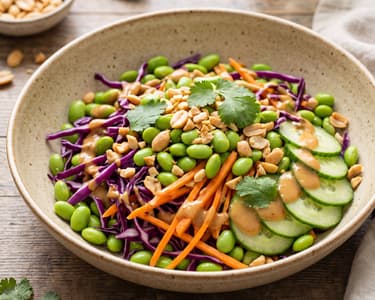Asiatischer Salat mit Edamame und Erdnuss‑Dressing
