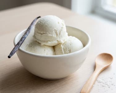 Cremiges Topfeneis mit Vanille