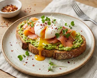 Avocado Toast mit Räucherlachs & Ei