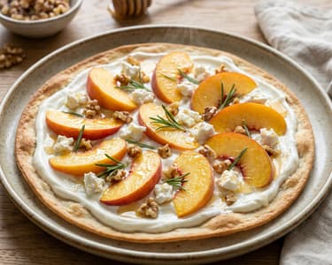 Knuspriger Sommer-Flammkuchen mit Pfirsich und Ziegenkäse