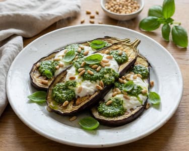 Geröstete Melanzani mit Stracciatella & Zitronen-Pesto