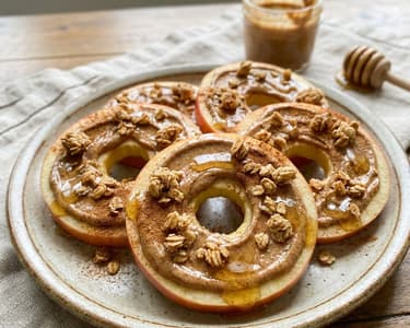 Apfel-„Donuts" mit Nussmus