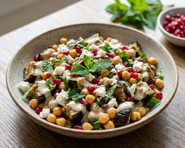 Orientalischer Melanzanisalat mit Kichererbsen & Feta