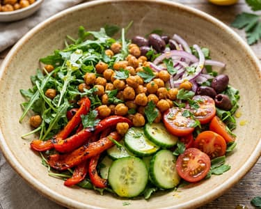Mediterraner Kichererbsensalat | Knusprig & Würzig