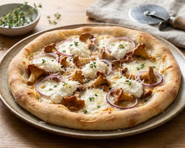 Pizza Bianca mit Eierschwammerln & Taleggio | Knusprig