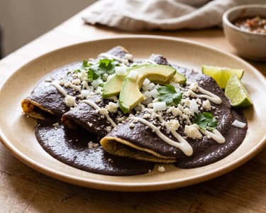 Mexikanische Enfrijoladas | In samtiger Bohnensauce