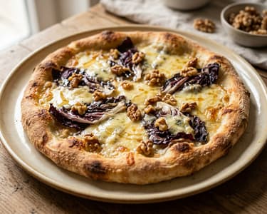 Pizza Bianca mit Radicchio & Gorgonzola | Aus dem Backrohr