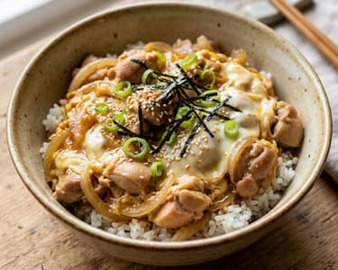 Japanisches Oyakodon | Saftiges Streetfood-Hendl auf Reis
