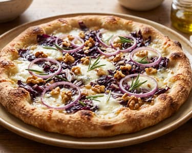 Pizza mit Radicchio & Gorgonzola | Knusprig & pikant