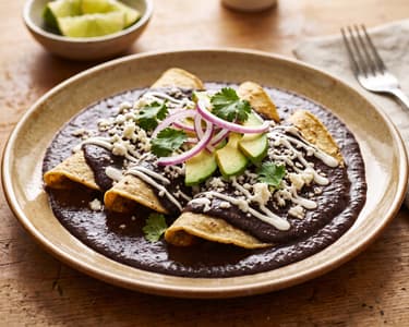Mexikanische Enfrijoladas | Samtige Bohnen-Tortillas
