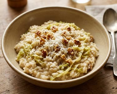Cremiges Wirsing-Risotto mit gerösteten Walnüssen | Herbstlicher Genuss