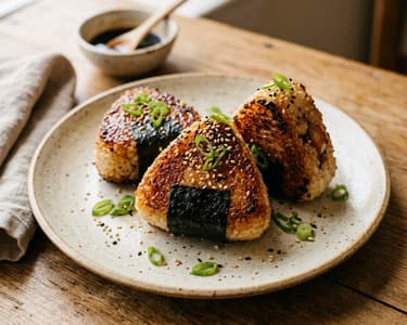Teriyaki-Hendl Yaki Onigiri | Knusprige Streetfood-Reisecken