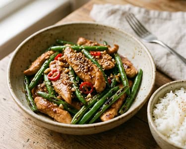 Szechuan-Wok-Hendl mit Fisolen | Knackig in 15 Minuten