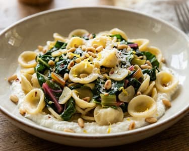Orecchiette mit buntem Mangold & cremiger Ricotta | Feiner Herbstgenuss