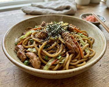 Japanisches Tori Yakisoba | Würzige Streetfood-Nudeln