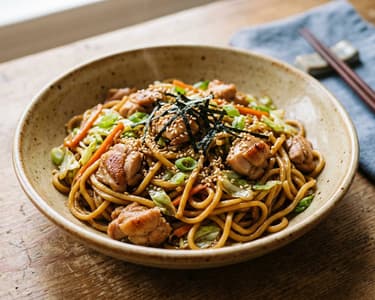 Japanisches Hendl-Yakisoba | Würzige Streetfood-Nudeln