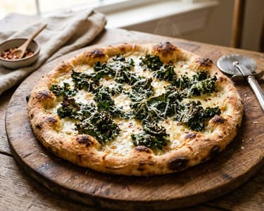Pizza Bianca mit Grünkohl & Pecorino | Knusprig
