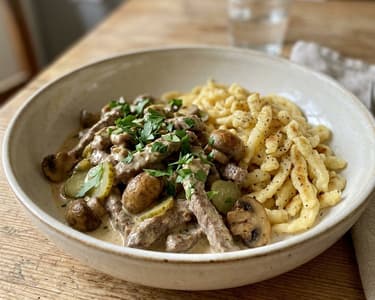 Alt-Wiener Rindsgeschnetzeltes mit Champignons & Gurkerln