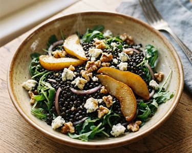 Lauwarmer Beluga-Linsensalat mit Birne & Gorgonzola | Nussig & Pikant