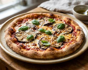 Pizza alla Parmigiana | Knusprig mit Melanzani