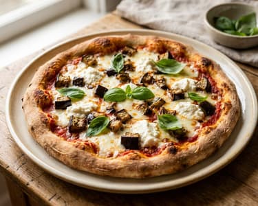 Pizza alla Norma mit Melanzani & Ricotta | Knusprig aus dem Backrohr