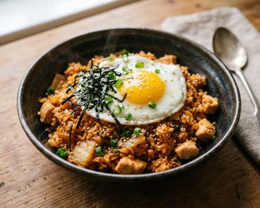 Koreanisches Kimchi Bokkeumbap mit Hendl | Würziger Streetfood-Bratreis