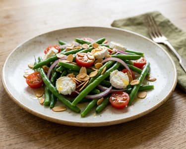 Mediterraner Fisolensalat mit gerösteten Mandeln & Ziegenkäse