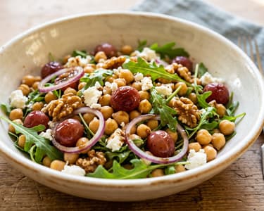 Mediterraner Kichererbsensalat mit Backrohr-Weintrauben & Feta
