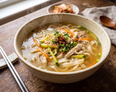 Dak Kalguksu | Wärmende Hendl-Nudelsuppe