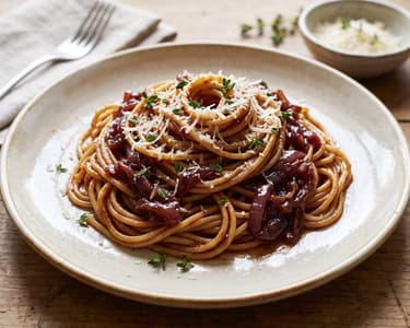 Spaghetti mit karamellisierten roten Zwiebeln & Pecorino | Herbstlicher Pasta-Genuss
