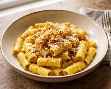 Rigatoni mit geschmortem Safran-Lauch & knusprigen Bröseln