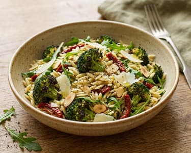 Italienischer Orzo-Salat | Mit Backrohr-Brokkoli & Pecorino