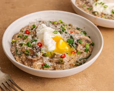 Herzhafter Porridge mit Pilzen und pochiertem Ei