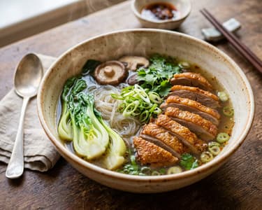 Asiatische Entensuppe mit Glasnudeln | Aromatisch & Wärmend