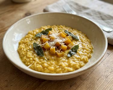 Gelbe-Rüben-Risotto mit knusprigem Salbei