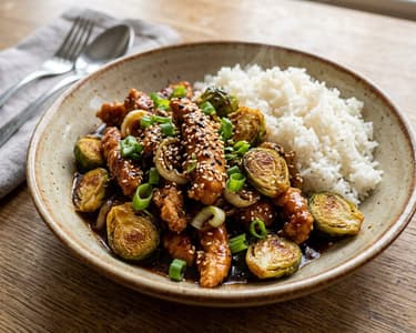 Knuspriges Hoisin-Wok-Hendl mit Kohlsprossen