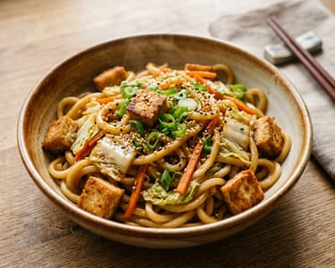 Japanisches Yaki Udon mit Tofu & buntem Wok-Gemüse