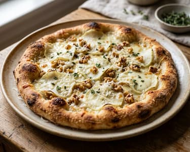 Pizza Bianca mit Kohlrabi & Pecorino | Aus dem Backrohr