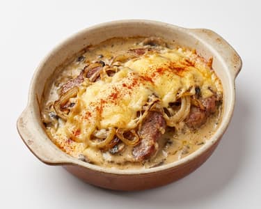 Überbackener Schweineschopf mit Käse und Obers