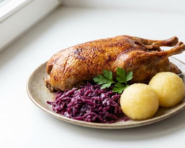Gebratene Ente mit Rotkraut und Erdäpfelknödeln