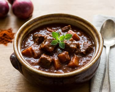 Rotwein-Gulasch 