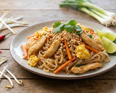 Pad Thai – Thailändische Reisnudeln mit Hendl und Erdnüssen