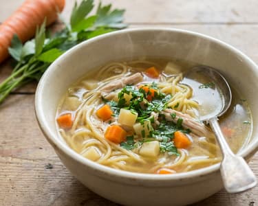 Klassische Hühnersuppe mit Nudeln