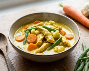 Cremiges Hendl-Curry mit Kurkuma und Kokosmilch