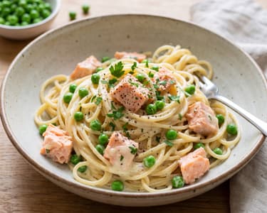 Cremige Pasta mit Lachs und Erbsen