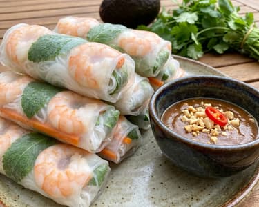 Vietnamesische Sommerrollen mit Garnelen & Erdnuss-Dip