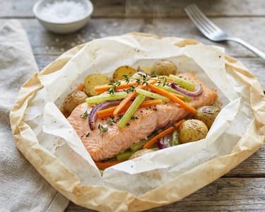 Lachs in der Pergamenttasche mit feinem Gemüse