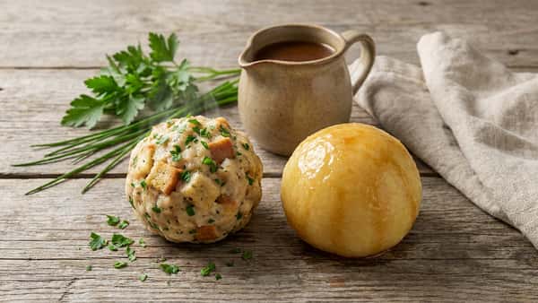 Semmelknödel vs. Erdäpfelknödel: Welcher Knödel passt wann?
