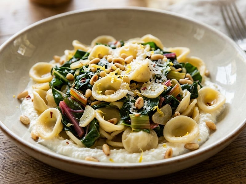 Orecchiette mit buntem Mangold & cremiger Ricotta | Feiner Herbstgenuss